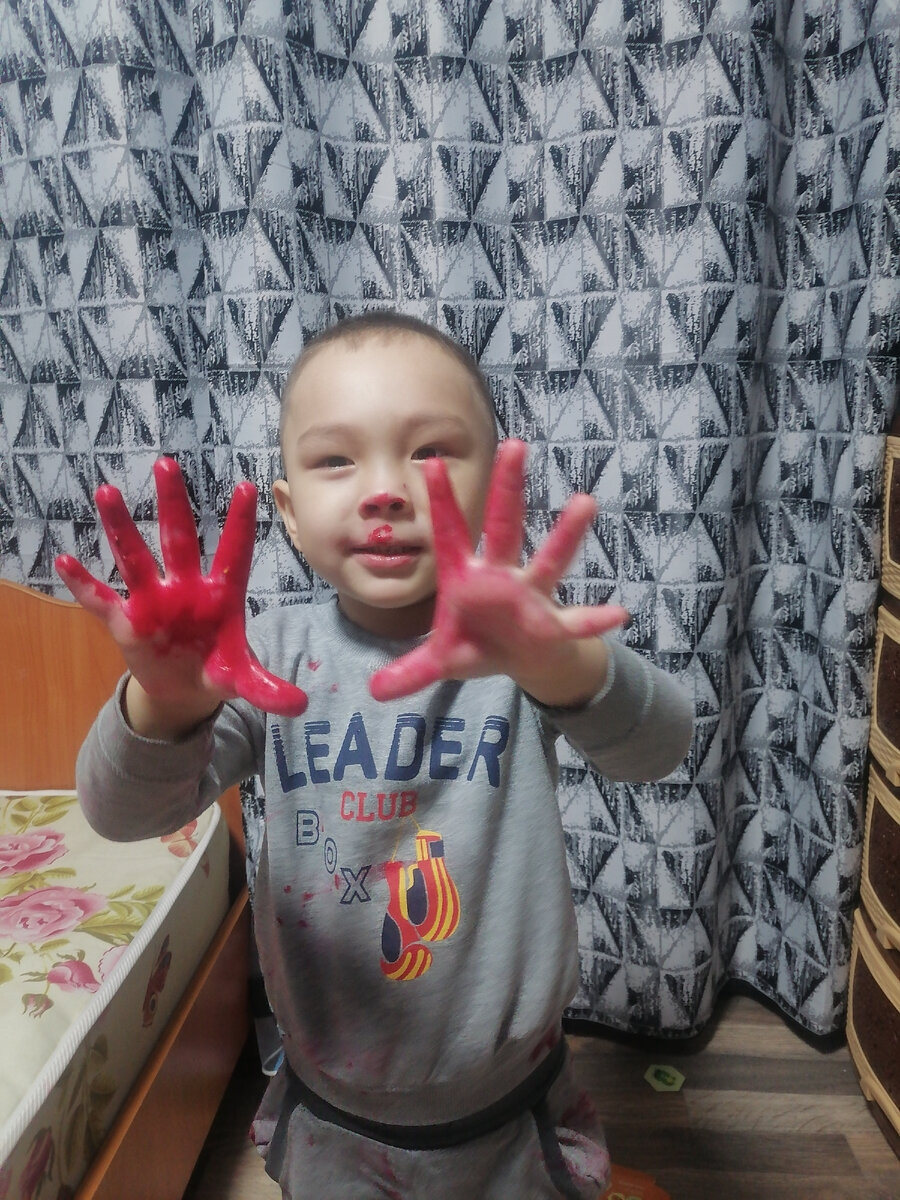 Это что, кровь?!?!?!

Такую картину я увидела.... В этот вечер были гости, шум, гам, суматоха... Сыночку надоело сидеть с гостями за столом, и он пошёл играть. И в какой-то момент меня напрягла тишина.... "Пойду-ка гляну, что мой сыночек делает, притих он что-то..." Прихожу и вижу вот такую картину.... Оказывается, сын взял, (как вы думаете что?) Да-да, мамину помаду и разукрасился от души🙂