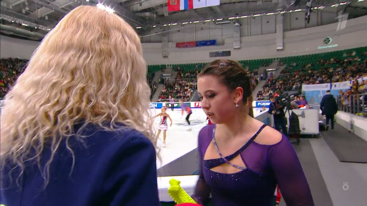 Фигуристка Камила Валиева допустила обидную ошибку при прокате в короткой программе. Фото: стоп-кадр эфира "Первого канала".