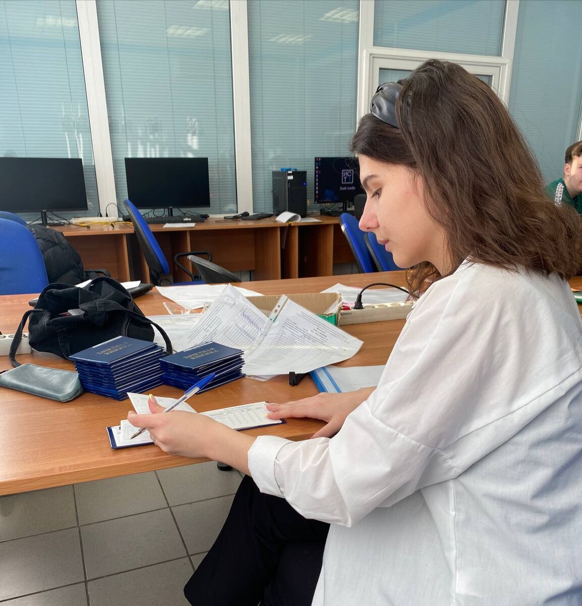 Фото: Екатерина Чунтомова "Екатерина Соколова заполняет зачётки"