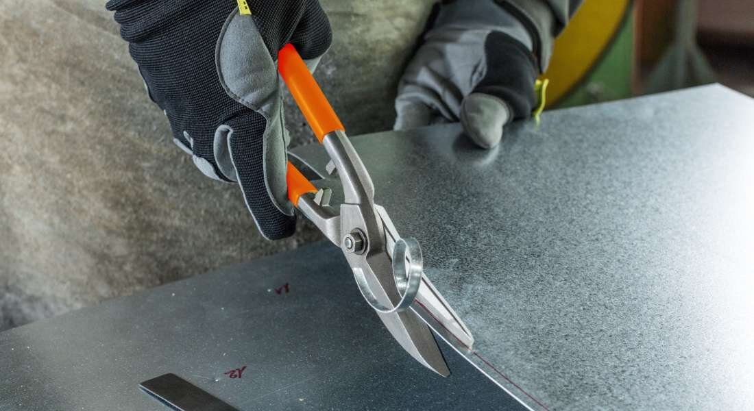 Выбираем электрические ножницы по металлу для резки металлочерепицы, особенности профессиональных просечных листовых электроножниц