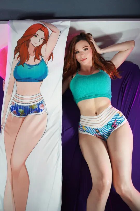 Дакимакура с Amouranth | Источник: магазин Amouranth   📷