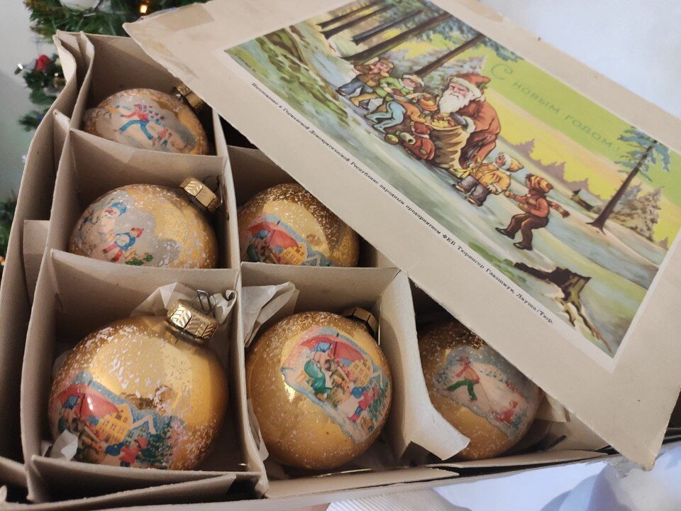     Белоруска показала елочные игрушки из ГДР, которые ей запрещали трогать в детстве. Фото: личный архив