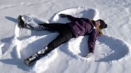 Ангел на снегу)) попробуйте, пока еще лежит снег. Я тоже так делала, лежала в поле на снегу, и это кайф. Просто лежишь и смотришь в голубое, красивое небо. Вот она настоящая жизнь