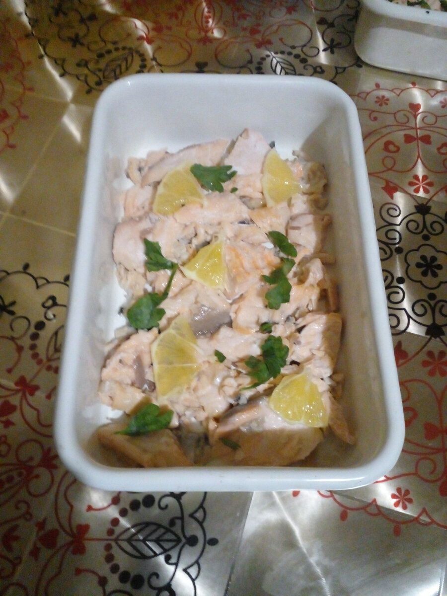 Вроде мало всего на столе, но на двоих куда больше?