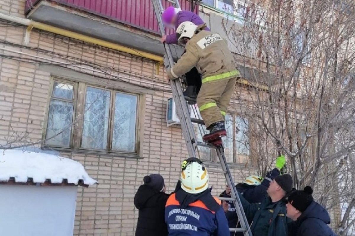    Спасатели сняли пожилую женщину с козырька балкона в Карталах