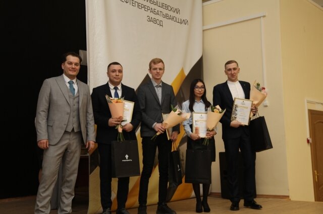    Денис Долгов (второй слева) в своем проекте отметил важность охраны окружающей среды. Фото: Новокуйбышевский НПЗ