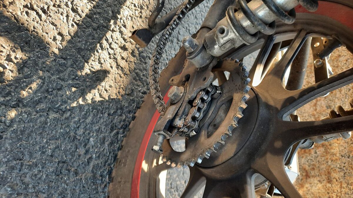 Вот так выглядела картина с цепью, когда шёл пешком. Цепь время от времени заедало и приходилось поправлять