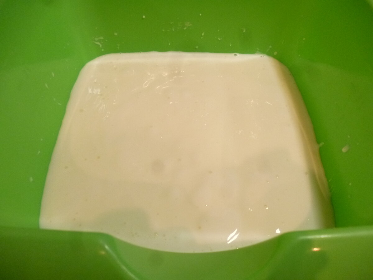 В кефир высыпаем соду, размешиваем, даем постоять минут 5.