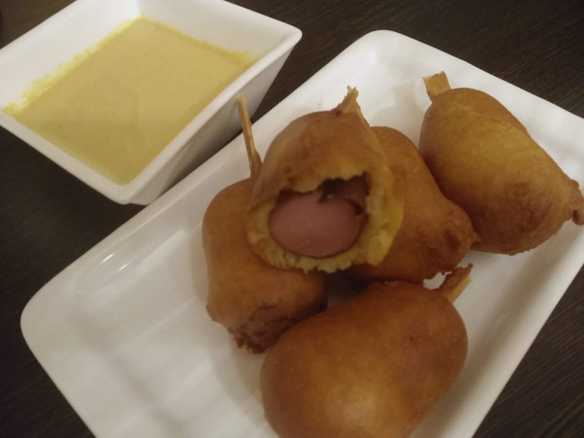 Корн дог (Corn dog) - колбаска или сосиска, покрытая слоем кукурузного теста и жаренная во фритюре. Корн Дог был изобретен в США в конце 30-х, начале 40-х годов.