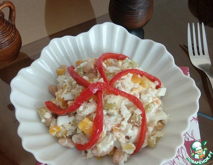 Хочу поделиться рецептом очень вкусного и простого салата, который лет 15 назад придумала моя бабушка. 