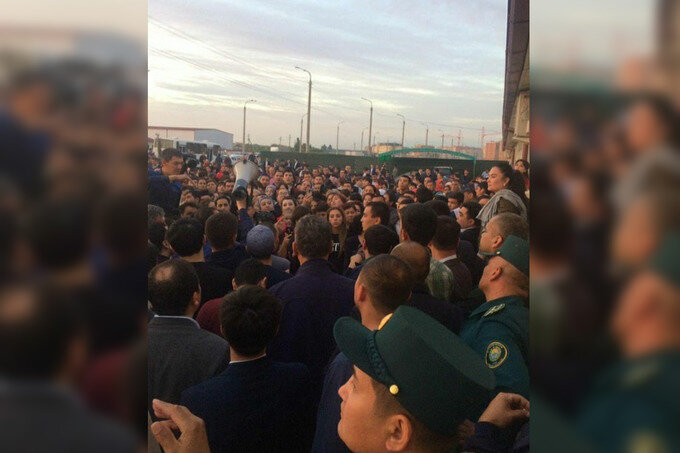 Сергелида "арзон" уйлар нархи кескин оширилгани ортидан уй эгалари норозилик билдириб чиқди. Вазиятга бош вазирнинг шахсан аралашгани масаланинг  нақадар жиддийлигини кўрсатади. Ҳукумат нархлар барибир оширилишини айтди, аммо вақтдан ютиш, тарангликни юмшатиш учун баъзи ваъдалар билан норози кайфиятдаги одамлар билан компромисга келди. 