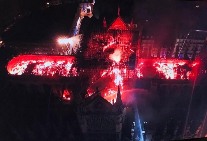 На этом кадре видно, что угли от сгоревшей крыши находятся на уровне свода.