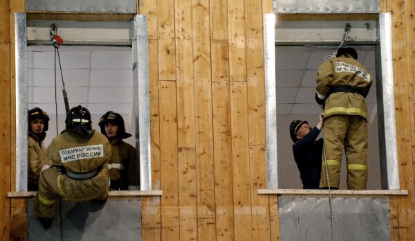 Веревка пожарная спасательная. Самоспасание по пожарному рукаву. Пожарная высота. Самоспасение мчс. Веревка пожарная спасательная.