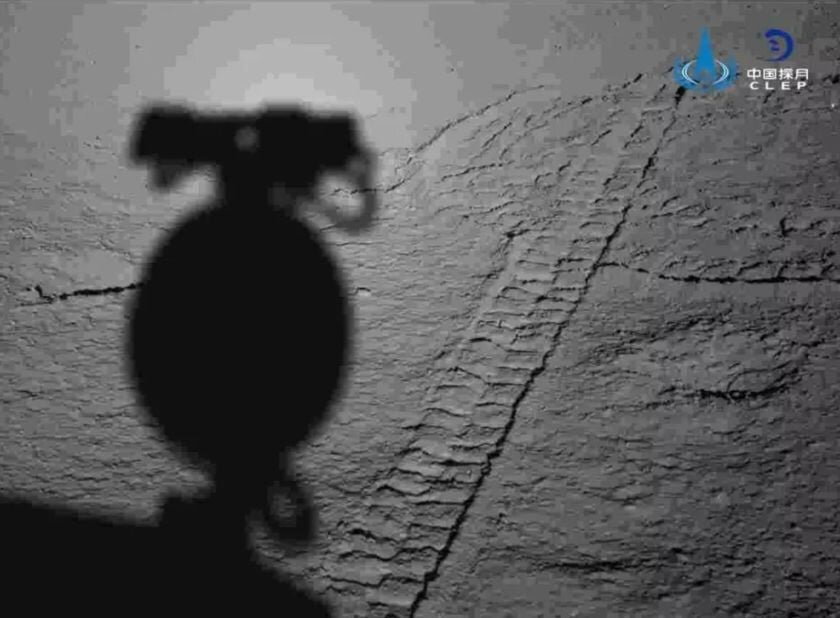 На этом изображении видна тень посадочного модуля Chang'e 4, а так же его следы. 