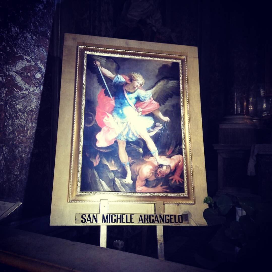 Архангел Михаил в образе девы))) ???