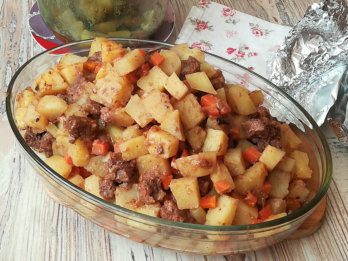 Мясо с картошкой в банке в духовке. Говядина с картошкой в духовке. Свинина с картошкой в духовке. Запеченная говядина с картошкой. Говдяина с ккртошкой в духов.