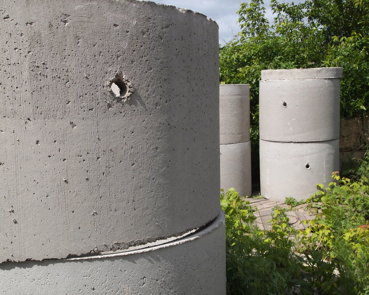 Бетонное кольцо диаметром 2 метра. Септик из бетонных колец 2+2+2. Погреб из ЖБИ колец 2 м. Погреб из колец бетонных 2 метра. Монолитный бетонный септик.