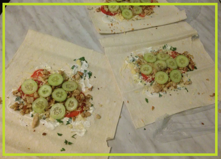 Стандартного лаваша хватает на три больших или четыре средних шаурмишки