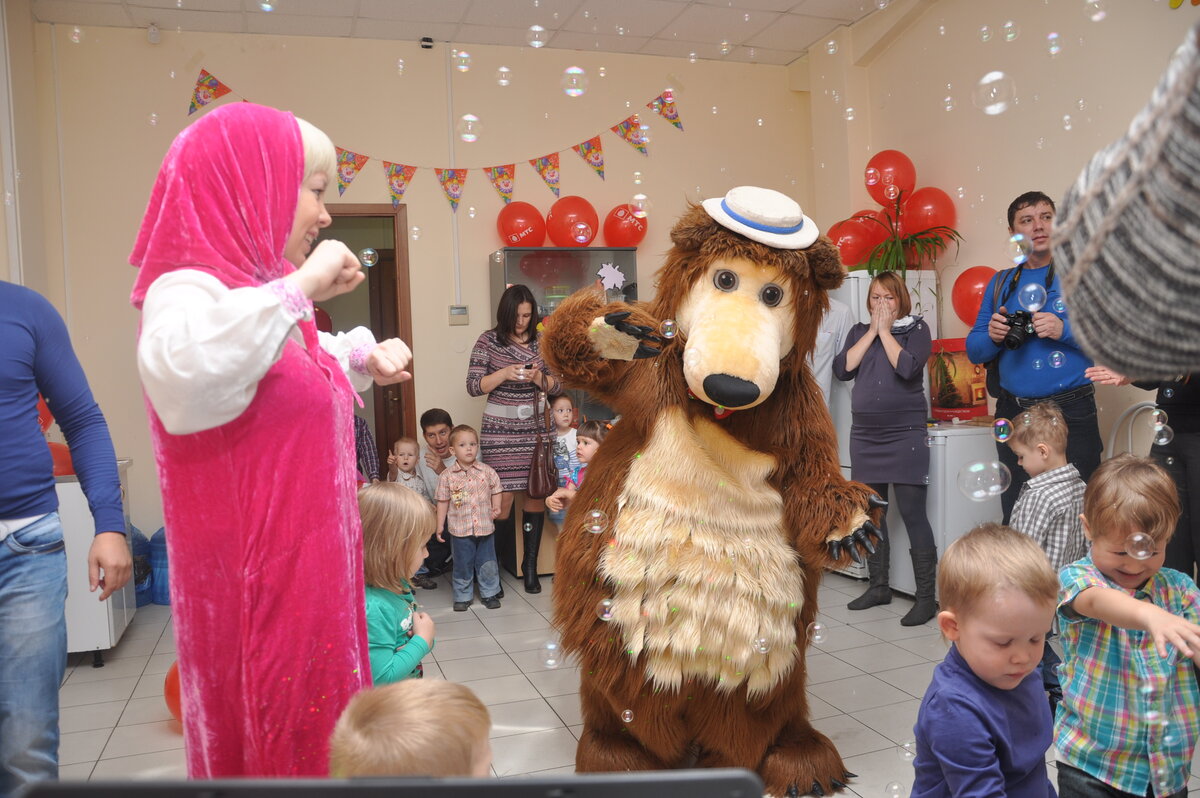 На детском празднике в офисе: Медведь забирает на себя гораздо больше внимания, чем Маша. Каждое движение ростовой куклы не остается незамеченным. Как и любой косяк) Фото Чуки-Чуки