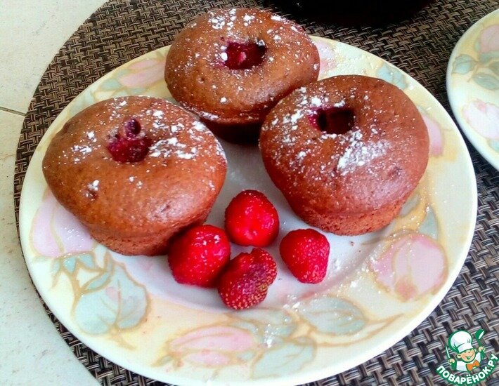 Простой рецепт воздушных и вкусных кексов с хрустящей корочкой и сочной начинкой из доступных продуктов.