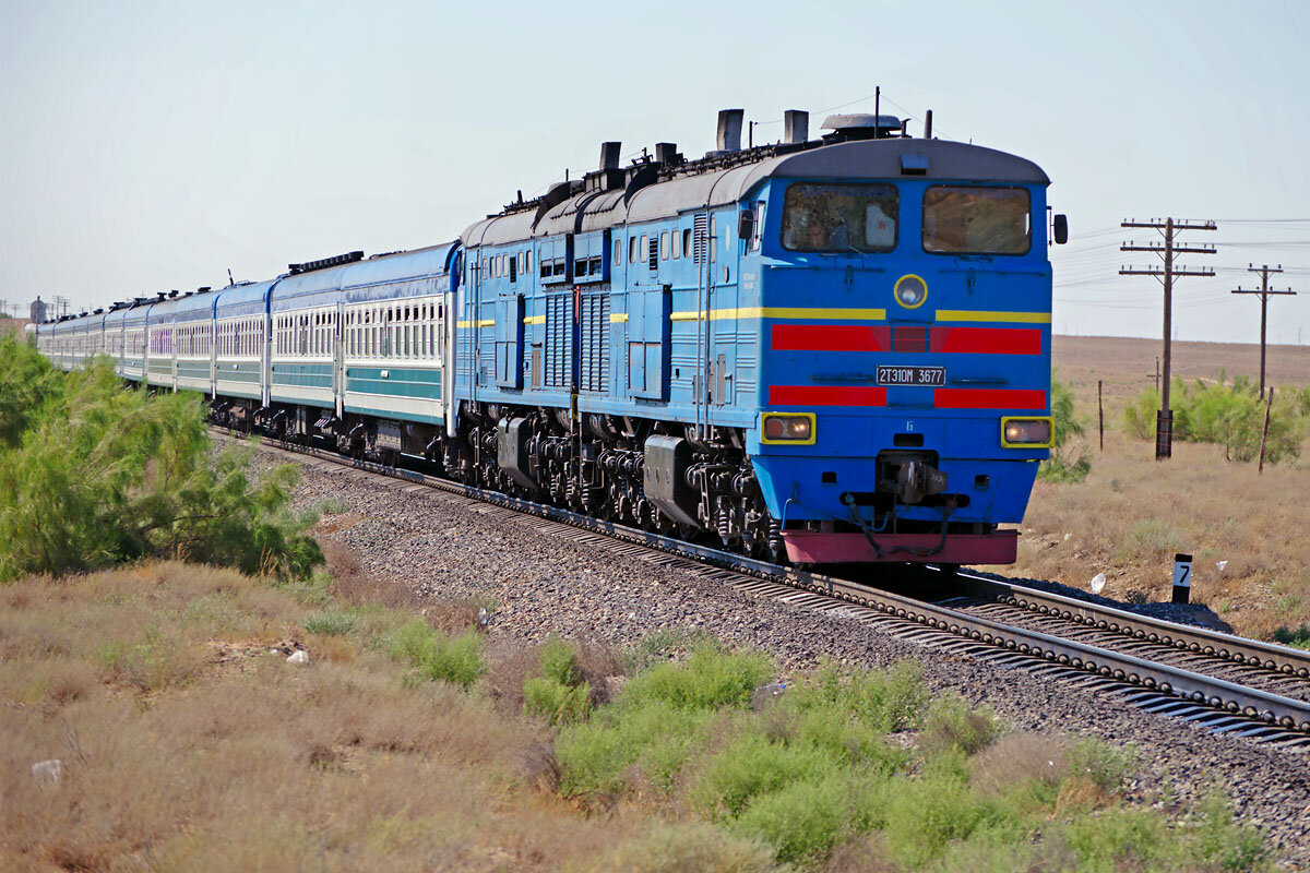 Поезд казахстан. 2тэ10м Джамбул Арысь 2394. 2тэ10м Уфа. Станция Зыряновск КТЖ. Казахстанская железная дорога.