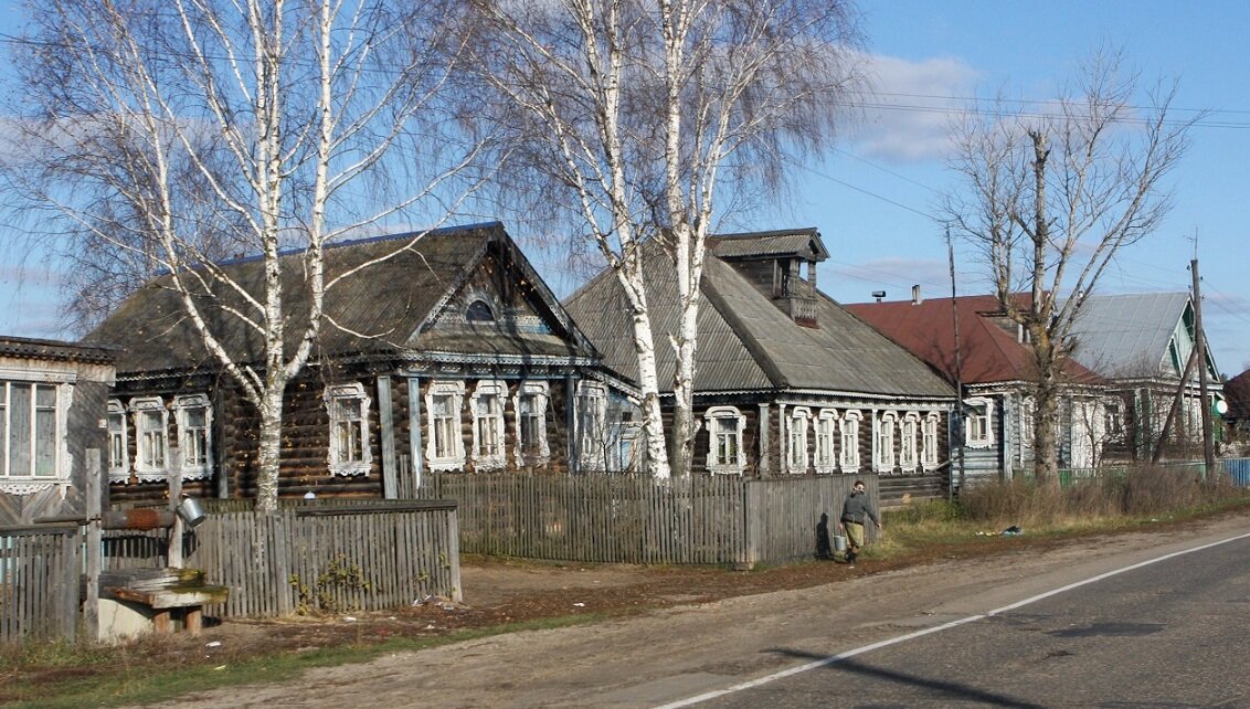 Какое село улица. Улица в деревне. Деревенская улица. Деревенская улица с домами. Дома городские и Деревенские.