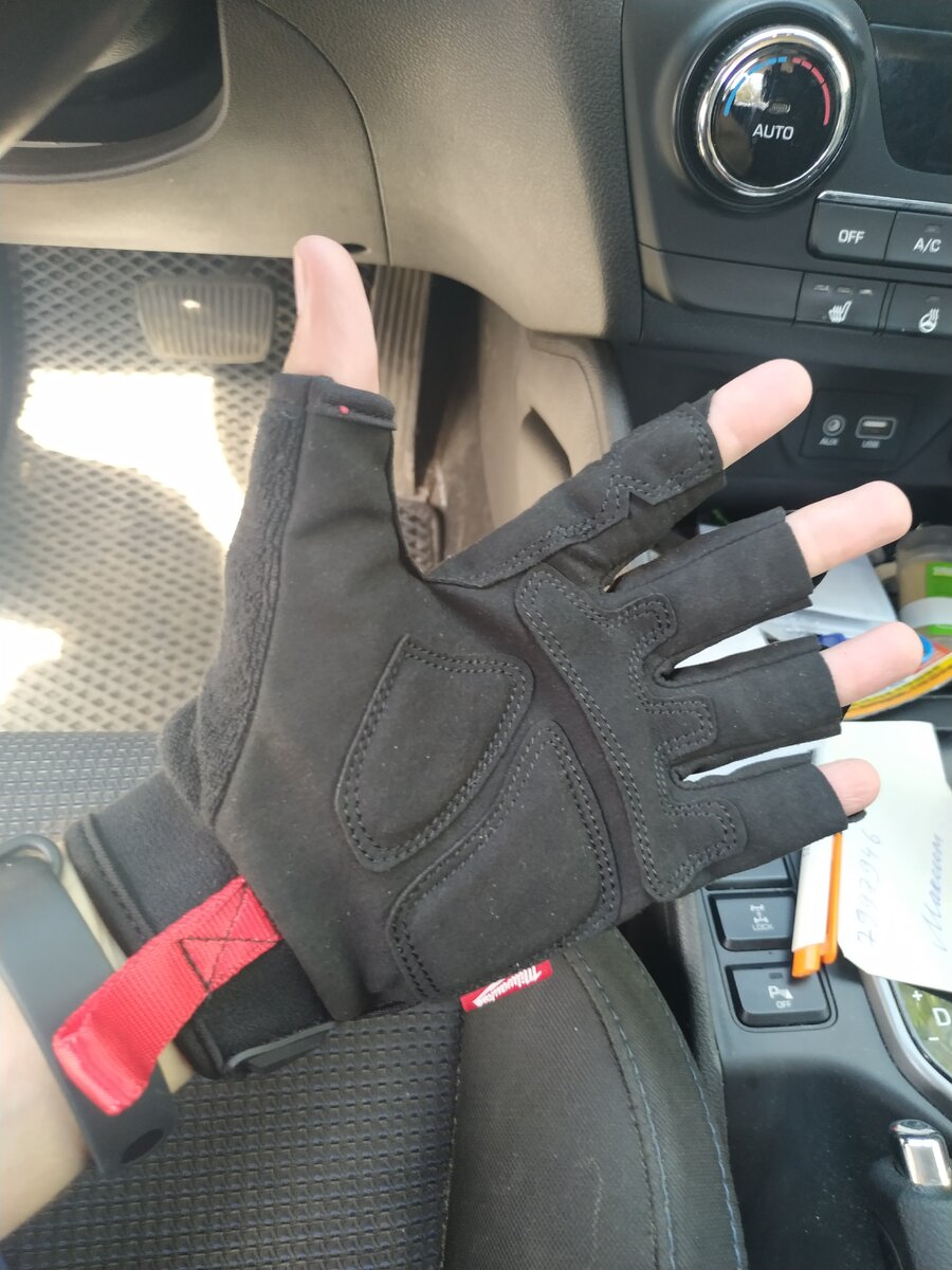 Собственно рука - внутренняя сторона.