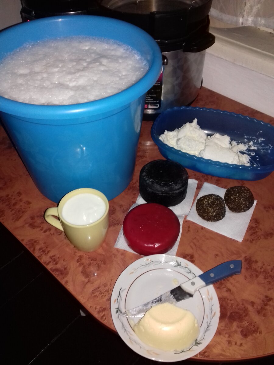 Когда корова кормилица: ведро парного молока, кружка домашнего кефира, сыр полутвердый и твердый, сырные шарики, сливочное масло.