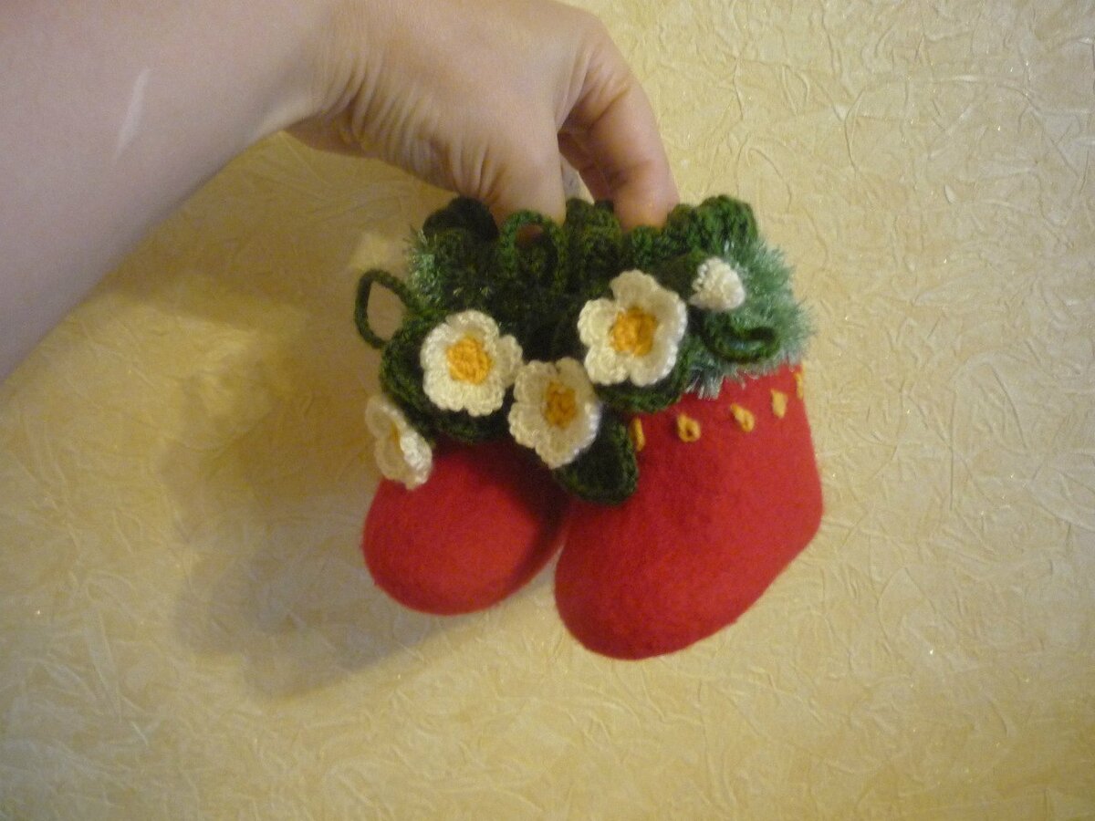 фото моей работы. Пинетки для внучки "Клубнички". Мокрое валяние+вязание.