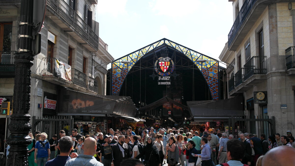 Вот такая смесь туристов и испанцев в Центре Барсы