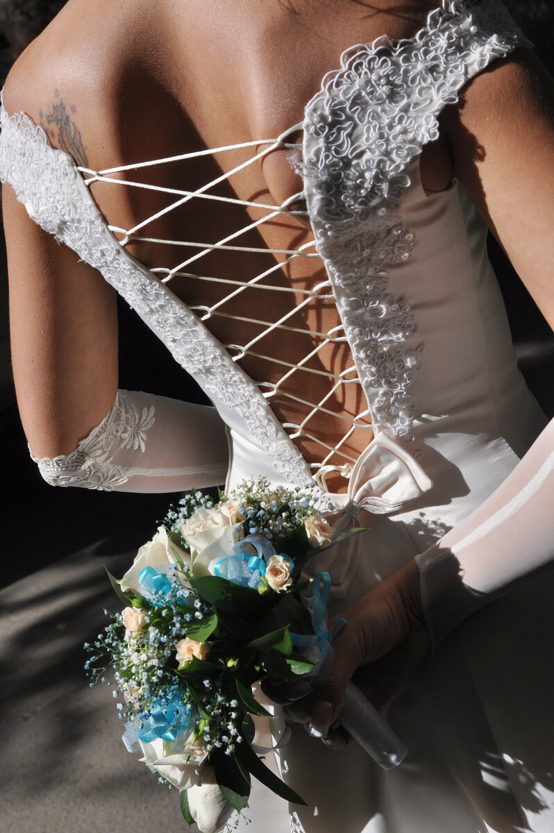 При шнуровании платья невесты главное - не забыть, что шнуровать его следует сверху вниз.