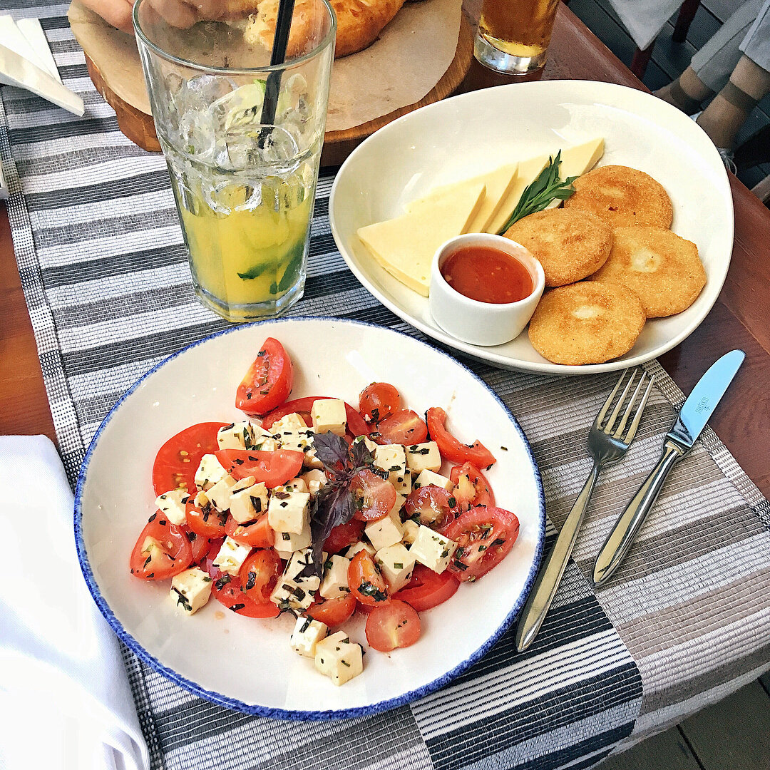 Салат из томатов с имеретинским сыром и базиликом, мчади с сыром сулугуни и соусом сацебели