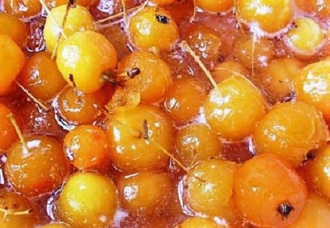 Райские яблочки варенье целиком. Райские яблоки варенье. Яблоки ранетки рецепты. Ранетки варенье. Варенье из ранеток на зиму с хвостиком.