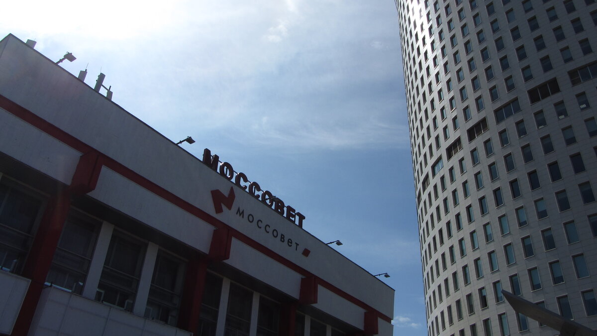 Советское и современное - два здания в начале Преображенского Вала.