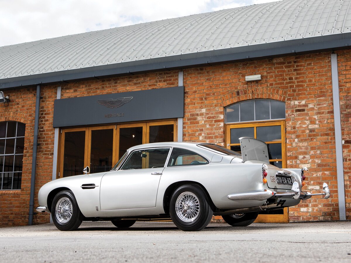 Машина джеймса бонда. Aston Martin db5 автомобиль Джеймса Бонда. Астон Мартин дб5 Джеймса Бонда. Aston Martin db5 Goldfinger. Астон Мартин ДБ 5 Джеймса.