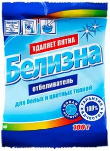 Одним из наиболее мощных отбеливателей является Белизна. Методика осветления проста: потребуется добавить отбеливатель (можете не Белизну, а какой-либо другой) и джинсы в одну емкость. Для перемешивания используют палку или перемешивают руками, но в перчатках.