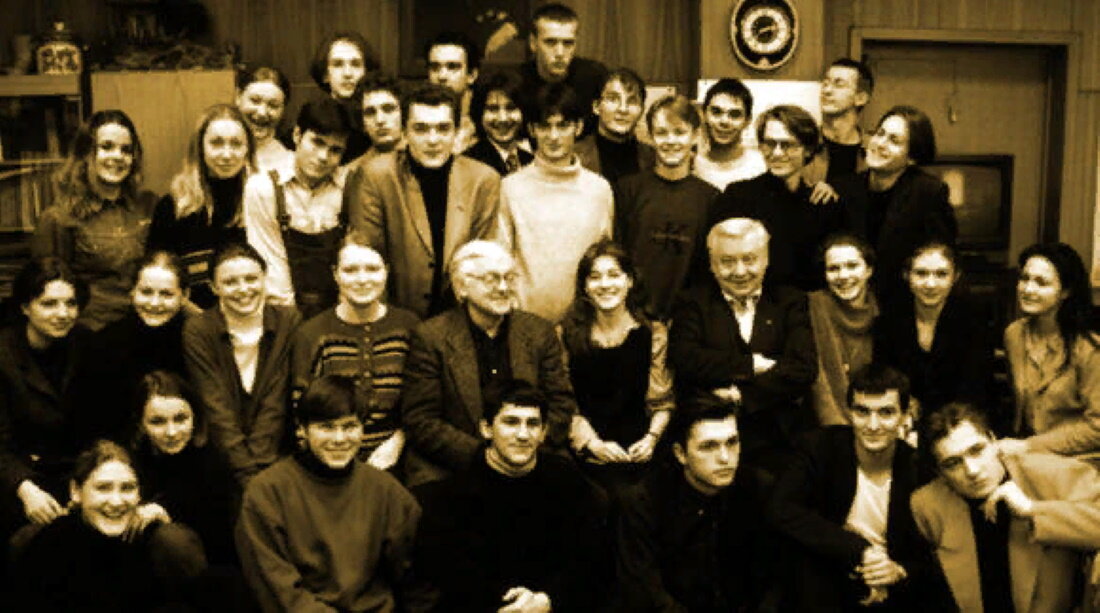 2. Олег Табаков с новым курсом Школы-студии МХАТ, набор 1998 года