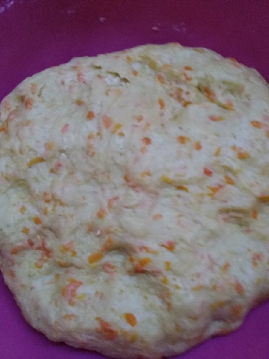 Состав стандартный: 3/4 стакана горячей воды, соль, сахар по вкусу, 50 гр. маргарина(сливочного масла). Туда же пошла тушеная-томленая морковь, мука и дрожжи (1 ч.ложка). Муки, как правило, на такой объем жидкости уходит 450-500 гр. И в теплое место, на расстойку.