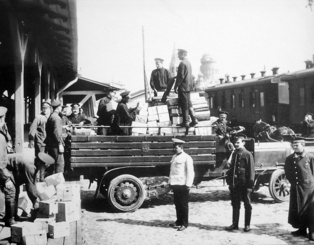 Погрузка почты на Варшавском вокзале. 1912г.