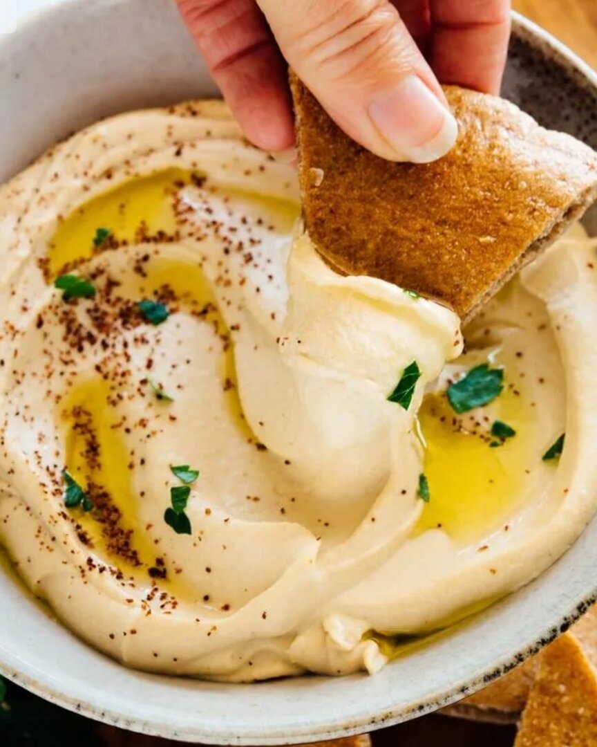 Хумус - это закуска из нутового пюре.  Его можно мазать на хлеб или заворачивать в лаваш (советую второе)