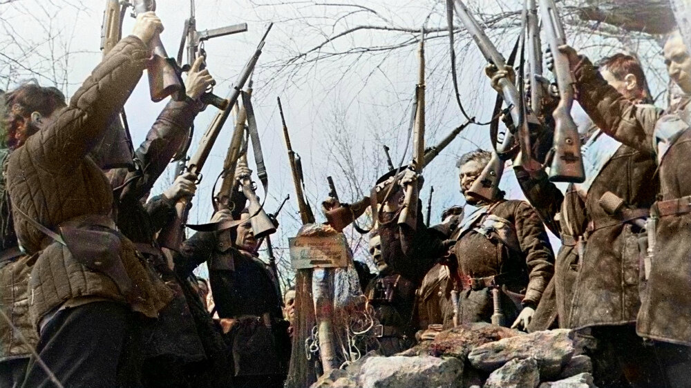 Советские партизаны клянутся отомстить за убитого товарища, стоя у его могилы. 1942 г. Автор: Макс Альперт. Фотография использована в качестве иллюстрации.