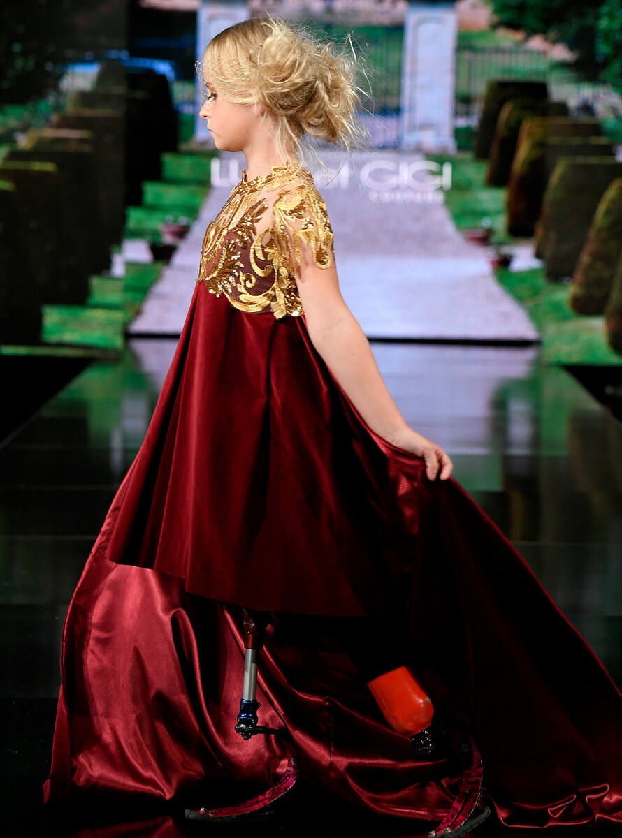 Деметра Дейзи-Мэй идет по подиуму во время показа Лулу и Джиджи Кутюр на Неделе моды в Нью-Йорке. 
Изображения Getty для Art Hearts Fash