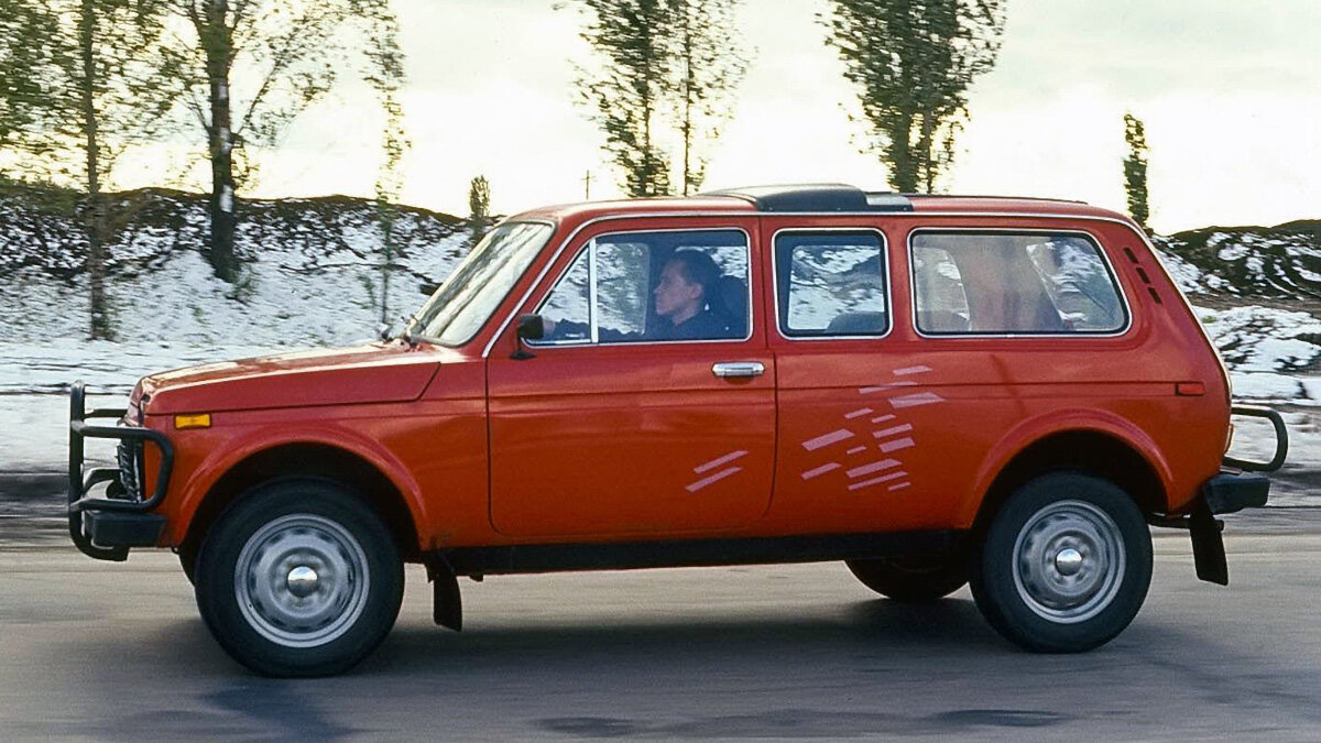 Проект ВАЗ-2129 в целом был весьма незамыс­ловат: взять обычную «Ниву» и растянуть её на полметра. Проблема в том, что такой инженерный «ахалай-махалай» не прибавил машине ни одной двери. Более того, сзади тоже не стало простор­нее: диван остался на том же расстоянии от передних кресел, а подрос только багажный отсек.