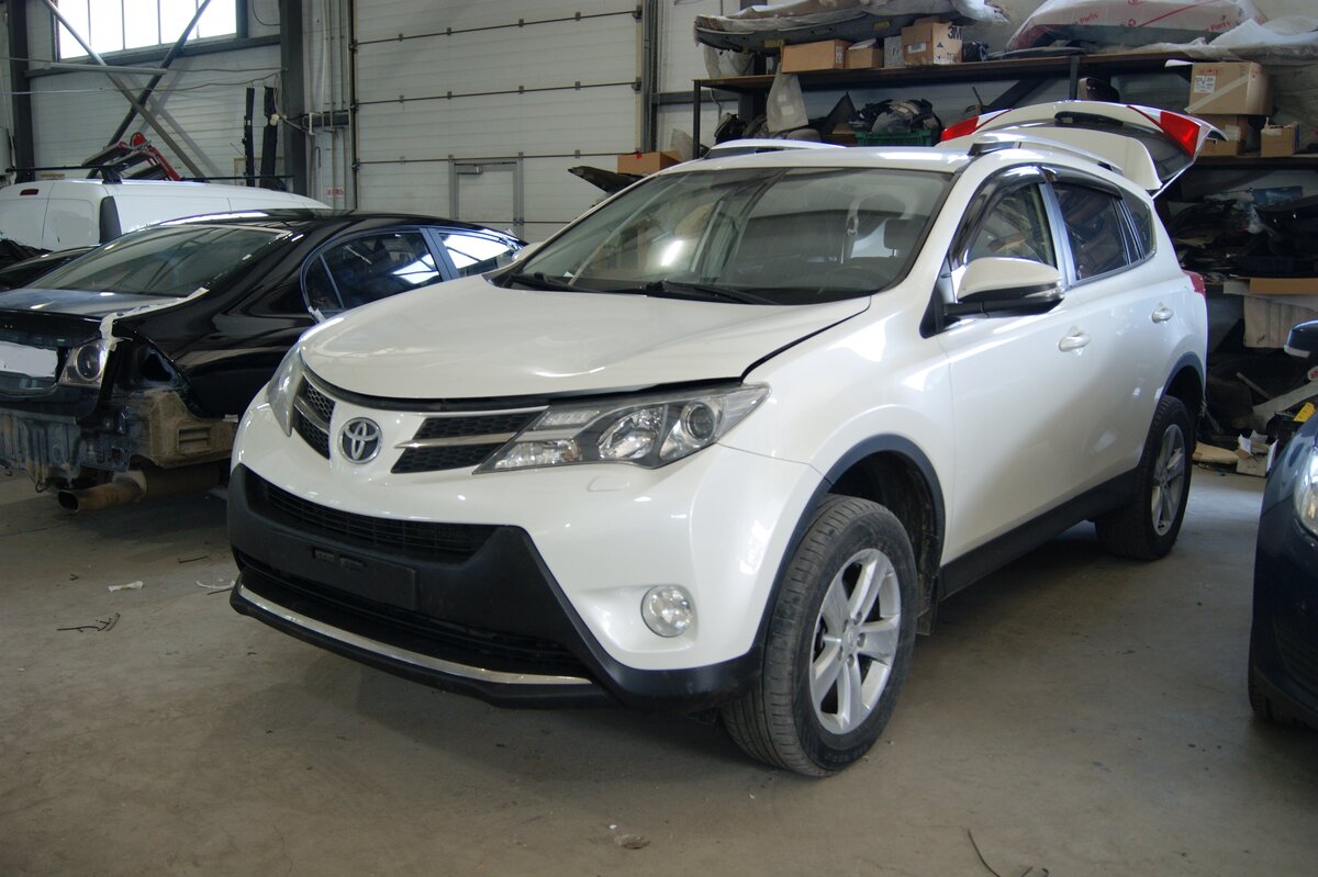 Toyota RAV IV CA40.