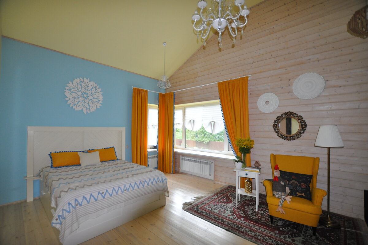 Здесь шторы на контрасте, но гармонично вписаться им помогает отделка бахромой и то, что они сочетаются с креслом и декоративными подушками