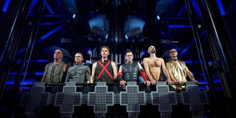 Песня Deutschland группы Rammstein играла всю ночь в Будапеште 
Rammstein/Facebook