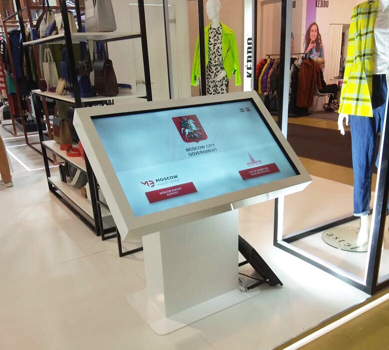 Интерактивный стол помог гостям быстро выбрать предметы гардероба