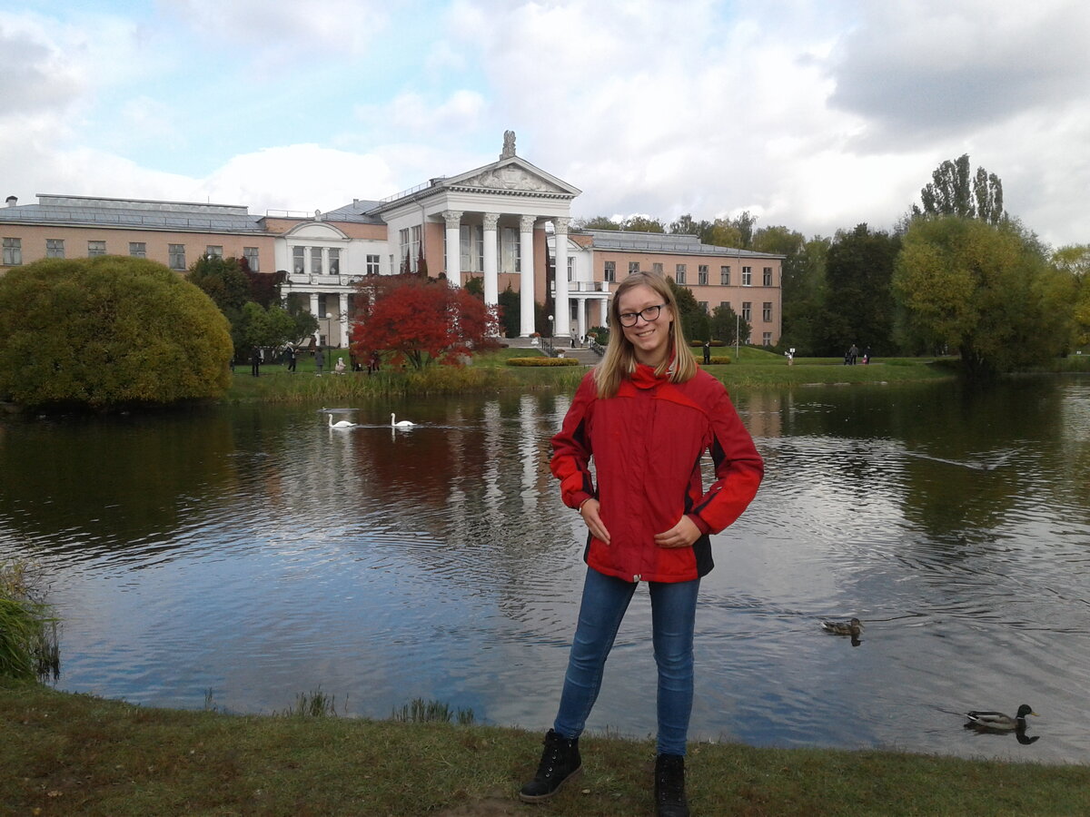 Пруд с белыми лебедями перед Главным корпусом Ботанического Сада