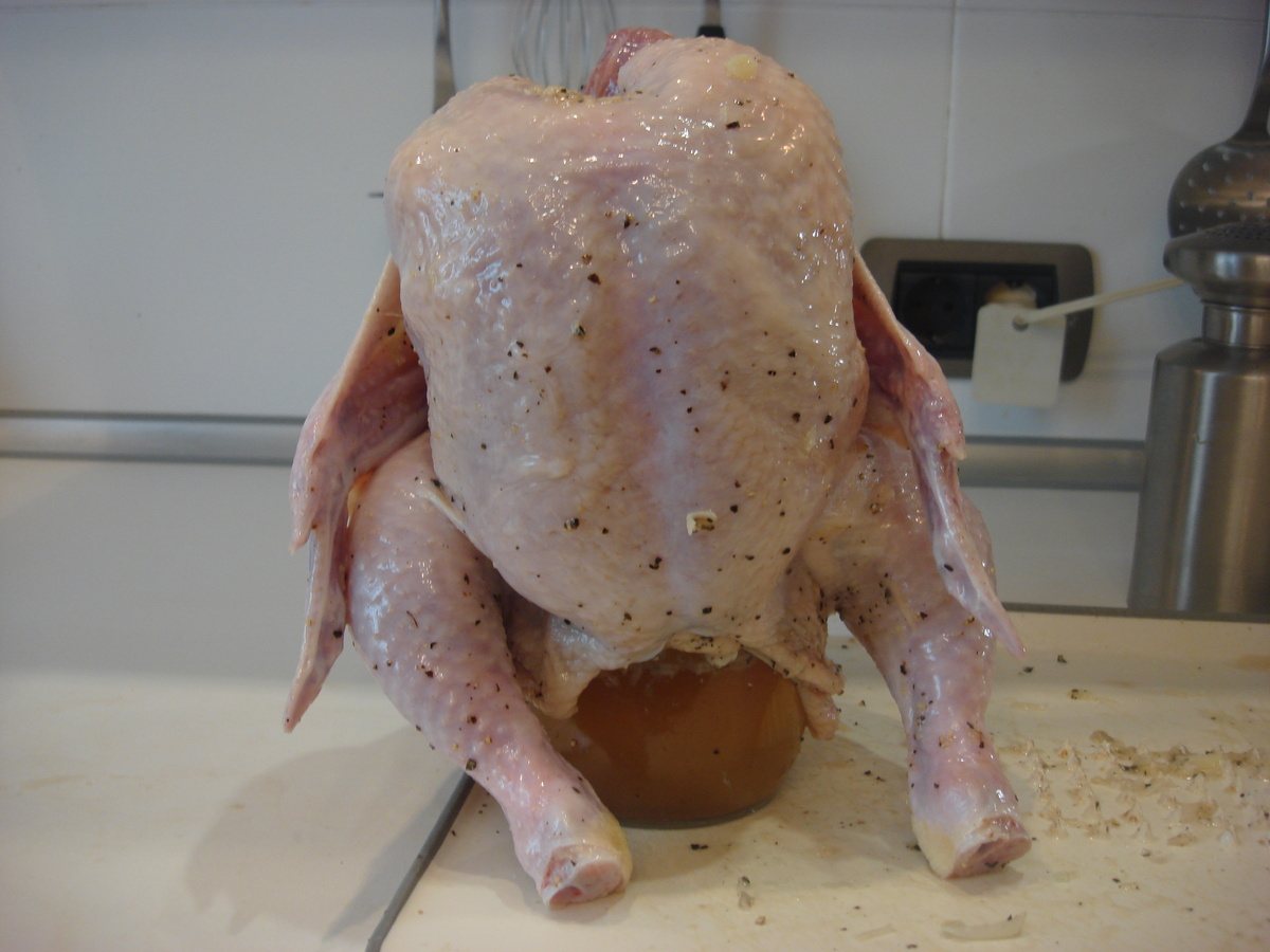 Фото сделано автором (курица на банке с пивом)