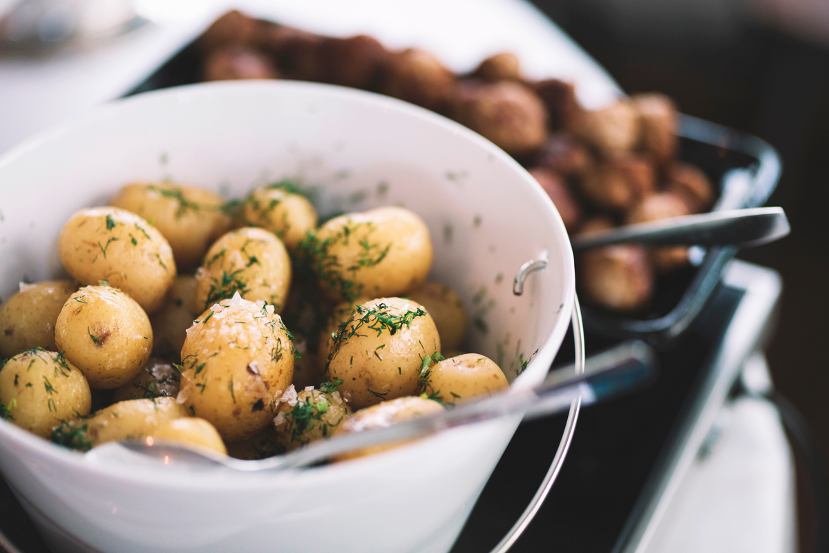 Вареная картошка кубиками. Вареная картошка на решетке. Boiled Potatoes. Горячая картошка отварная с паром.